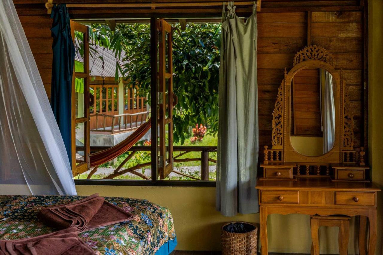 Monkey Mansion - Jungalows & Tours Khao Sok National Park ภายนอก รูปภาพ